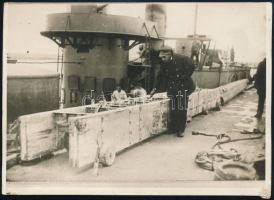 cca 1914-1918 A Száva torkolatának közelében kihalászott, angol torpedók tárolására használt rekesz az SMS Szamos, az Osztrák-Magyar Császári és Királyi Haditengerészet (K.u.K. Kriegsmarine) monitor típusú hadihajójának fedélzetén, a hátoldalán feliratozott fotó, az egyik sarkán apró sérüléssel, 18x12,5 cm / cca 1914-1918 British torpedo storage rack, found near the estuary of the Sava, on the deck of the SMS Szamos, Austro-Hungarian Navy (K.u.K. Kriegsmarine) monitor type warship, photo with description on the reverse, minor damage on one corner, 18x12.5 cm