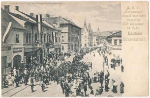 Kolozsvár, Cluj; MÁV Összhang zászlószentelési ünnepélye 1903 augusztus 16-án, részvénytársaság, Fogászati műterem, Farkas Ignác, Herman Gyula, Reichelt Mihály és Janovitz Géza üzlete, Párisi Nagyáruház. Dunky fivérek fényképészek fölvétele után / flag consecration ceremony of the Hungarian State Railways, dentistry, shops (kis szakadás / small tear)