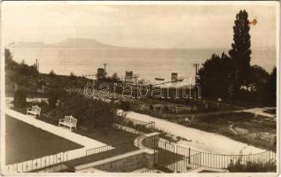 1936 Balatongyörök, Balaton part fürdőkabinokkal, vasúti sín, park. photo