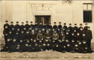 Magyar katona növendékek csoportképe a budapesti Ludovika udvarán / Hungarian military cadets. Schäffer Armin photo (fl)