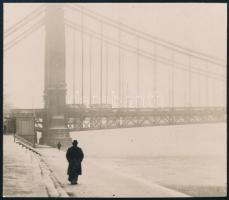 cca 1935 Kinszki Imre (1901-1945) budapesti fotóművész hagyatékából, 1 db jelzés nélküli vintage fotó (séta a Duna partján), ezüstzselatinos fotópapíron, 9x7,3 cm