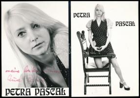 Petra Pascal (1934- ) német énekesnő 2 db autográf aláírása őt ábrázoló fotókon