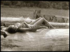 cca 1960 előtt készült, szolidan erotikus felvételek, 7 db vintage NEGATÍV, vegyes összeállítás, 24x...