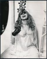 cca 1969 Incselkedés, szolidan erotikus felvétel, 1 db vintage fotó, ezüstzselatinos fotópapíron, 22,5x18 cm