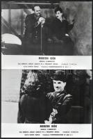 1936 Charlie Chaplin a ,,Modern idők című amerikai filmjében, amelyet ő írt, rendezett, zenéjét szerezte, főszerepet játszotta és a gyártó is ő volt, 5 db vintage produkciós filmfotó ezüstzselatinos fotópapíron, 18x24 cm