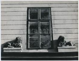 cca 1978 Budapest, a Kálvin tér és Ráday u. sarkán állt a ,,Két oroszlán fogadó, melynek emlékét őrzi ez a homlokzati dísz, feliratozott vintage fotó, ezüstzselatinos fotópapíron, a kép felületén kisebb hiba, 18x24 cm