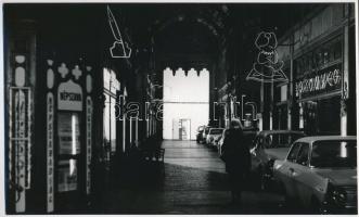 cca 1966 Budapest, az V. kerületi Párisi udvar belső képe, vintage fotó, ezüstzselatinos fotópapíron, 17x28 cm