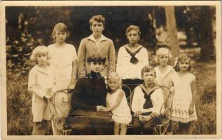Zita királyné és nyolc gyermeke / Zita of Bourbon-Parma and her eight children. H. Schuhmann photo