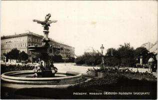 Pozsony, Pressburg, Bratislava; Kossuth Lajos tér, szökőkút, szálloda / square, fountain, hotel