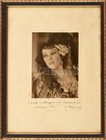 1940 Bajor Gizi (1893-1951) színésznő eredeti fotója, rajta dedikációjával és aláírásával, üvegezett fa keretben, 17×12 cm
