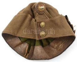 M. kir. honv. tábori sapka, vezérőrnagyi rendfokozattal. fekete bársony cserfalombbal, olajággal dís...