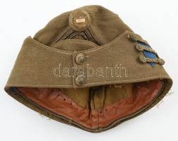 M. kir. honv. tábori sapka, századosi rendfokozattal. kék, huszár topánnal. Minimális sérüléssel. / ...