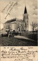 1904 Újszász, Római katolikus templom, falubeliek. Szombati Károly kiadása (fl)