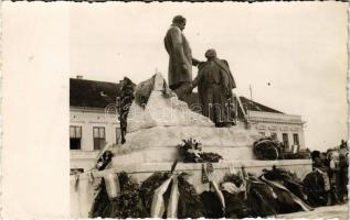 1942 Zilah, Zalau; Wesselényi szobor újra felállítása a Kossuth téren, ünnepség magyar szalagos koszorúkkal / re-erection ceremony of the statue, wreaths with Hungarian ribbons. photo