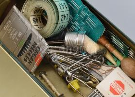 Egy doboznyi varrógép tartozék