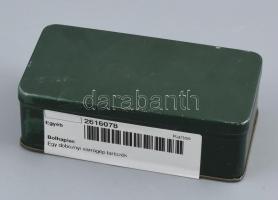 Egy doboznyi varrógép tartozék