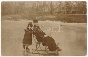 Budapest (?), Fakutyázás a befagyott tavon, jégkorcsolya, téli sport. photo (EK)