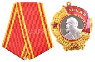 Szovjetunió ~1950-1991. Lenin Rend (6-os típus) zománcozott arany és platina kitüntetés mellszalaggal, hátlapján 252507 sorszámmal. A mellszalag kontraszeme letört. T:1- / Soviet Union ~1950-1991. Order of Lenin, type 6 enamelled gold and platinum decoration on ribbon, with 252507 serial number. The suspension ring of the ribbon is broken. C:AU