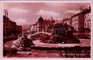 1938 Besztercebánya, Banská Bystrica; Masarykovo námestie / Masaryk tér, szökőkút, Ignac Kohn üzlete / square, fountain, shops