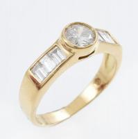Arany (Au/18k) gyűrű 5 db gyémánttal ékítve. 0,55 ct, SI / Fg, 0,48 WS 1/F-G. Br 3,4 g, m: 51. Certifikáttal, eredeti dobozában.