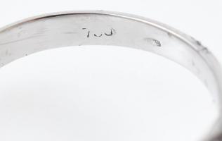 18 K fehérarany gyűrű 11 db gyémánttal. 0,4 c VVS1-VS, F-G, 0,55c VS1-SI G-H Br 5,4 g, m: 53 Certifi...