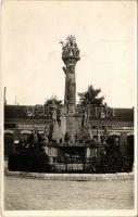 1938 Érsekújvár, Nové Zámky; Szentháromság szobor, Bíztosítási iroda, Herman Lővy üzlete / Holy Trinity statue, insurance office, shops. Kováts photo (fa)