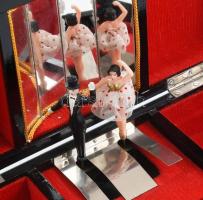 Keleti stílusú lakkozott fa ékszeres doboz zenélő táncos szerkezettel Gyöngyház berakással, kézzel f...