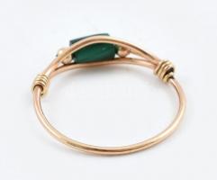 8k arany (Au) gyűrő, kis malachittal. 0,7 g