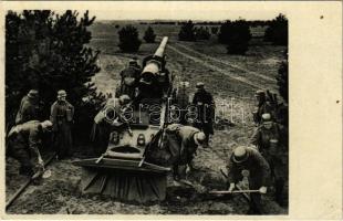 1942 Unsere Wehrmacht. 15 cm Kanone wird in Stellung gebracht / Második világháborús német katonák 15 cm-es ágyút állásba helyeznek / WWII German military, soldiers bringin a cannon in position. Foto Pilz Nr. D 3413. (EK)