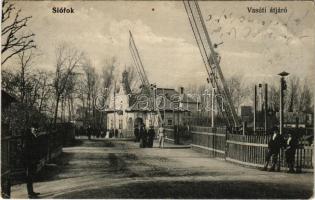 1906 Siófok, Vasúti átjáró sorompóval, villa. Weisz Lipót kiadása