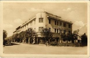 1953 Érsekújvár, Nové Zámky; utca, automobil / street view, automobile