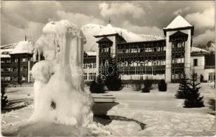 1953 Újtátrafüred, Neu-Schmecks, Novy Smokovec (Magas-Tátra, Vysoké Tatry); szálloda, szökőkút télen / hotel, frozen fountain in winter (EK)