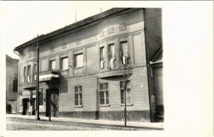 Komárom, Komárno; utca bevonuláskor (?), dohányáruda, cukrászda, magyar zászlók az ablakokban és az erkélyen / entry of the Hungarian troops, tobacco shop, confectionery, Hungarian flags. photo