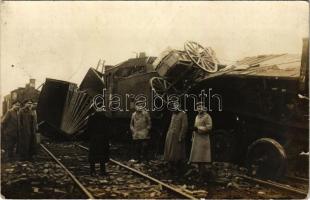 1918 Német katonák egy vasúti szerencsétlenség mellett / WWI German military, soldiers at a railway accident. photo