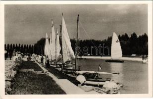 1943 Balatonkenese, Vitorlások verseny előtt. Csákvári felvétele