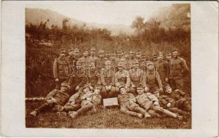 1917 Im Felde / Osztrák-magyar katonák csoportja / WWI Austro-Hungarian K.u.K. military, group of soldiers. photo + K.k. Oberösterr. Schütz. Maschinengewehr-Kompagnie (EK)