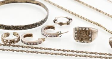 Vegyes ezüst (Ag) ékszerek: gyűrűk, láncok, fülbevalók, karperecek, összesen 18 db, bruttó: 77,5 g