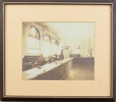 cca 1900 Bank enteriőr, vintage fotó, jelzés nélkül, 21,5x27,5 cm, üvegezett fakeretben