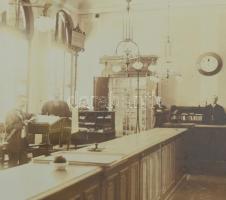 cca 1900 Bank enteriőr, vintage fotó, jelzés nélkül, 21,5x27,5 cm, üvegezett fakeretben