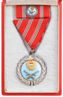 1957. "Szolgálati Érdemérem" zománcozott, ezüstözött bronz kitüntetés mellszalagon, miniat...