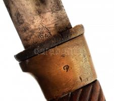 cca 1943 Szovjet kozák saska, M1927, fa-réz markolattal, a markolaton stilizált szovjet címerrel, bő...