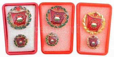 ~1970. "Szocialista Brigád" 1db arany és 2db bronz fokozatú zománcozott fém jelvény, tokban, miniatűrrel T:2