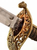 Osztrák-magyar tisztviselő szablya, M1889, jelzés nélkül, díszes réz-bőr markolattal, rajta kétfejű ...