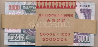 Észak-Korea 2006. 5000W (100x) nagyrészt sorszámkövetők sérült kötegelővel T:I,I- North Korea 2006. 5000 Won (100x) mostly consecutive serials with damaged wrapper C:UNC,AU