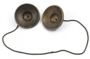 Tibeti szertartási cintányér (Tingsha), fém láncon, d: 7,8 cm, h. 55 cm. "Két kisméretű, ám vas...