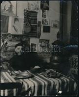 Czóbel Béla (1883-1976) festőművész Párizsban, műtermében sérült Marton jelzett fotó 23x18 cm