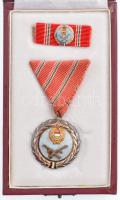 1957. "Szolgálati Érdemérem" zománcozott, ezüstözött Br kitüntetés mellszalagon, kopottas ...