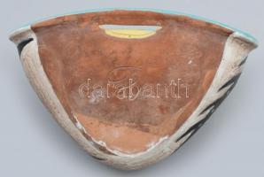 Gorka Lívia (1925 - 2011): Fali virágtartó. Fekete, fehér és türkiz mázakkal festett kerámia, mázrep...