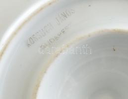 Kossuch János porcelán szószos tálka fedővel. Kézzel festett, jelzett, kis kopással, a fedőn kisebb ...