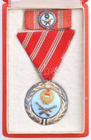 1957. "Szolgálati Érdemérem" zománcozott kitüntetés mellszalagon, miniatűrrel szalagsávon,...